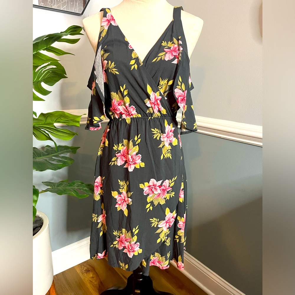 Cold shoulder O’Neill floral summer/beach dress. Size L